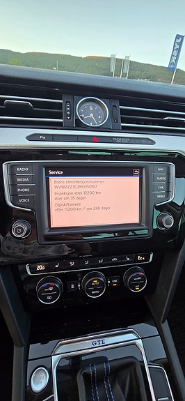 Volkswagen Passat 23 of 30
