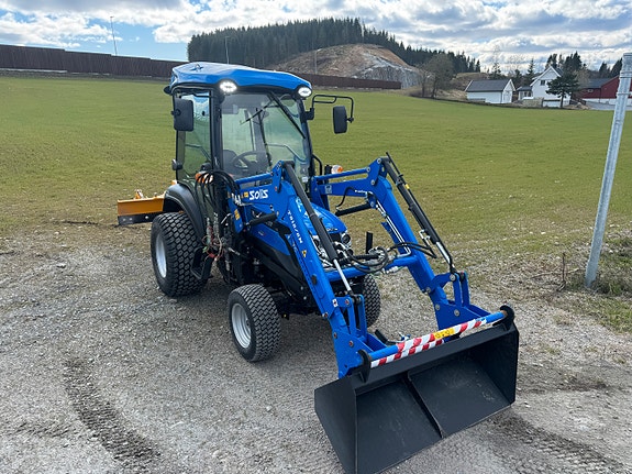 Solis 26 HST 4WD med hytte og laster klar for brøytesessongen 7 of 14