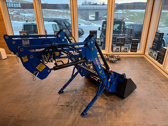 Solis 26 HST 4WD med hytte og laster klar for brøytesessongen 14 of 14