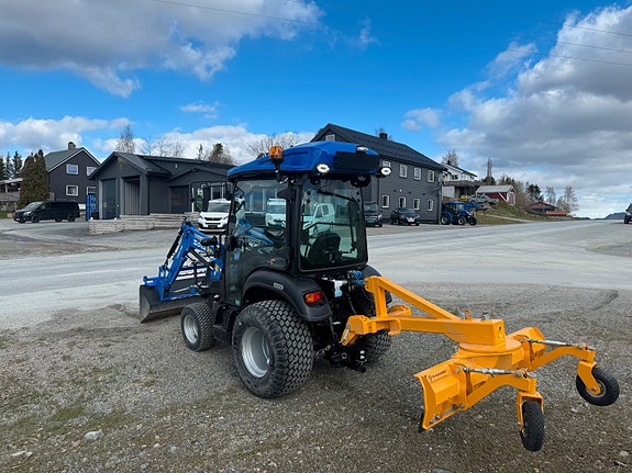Solis 26 HST 4WD med hytte og laster klar for brøytesessongen 8 of 14