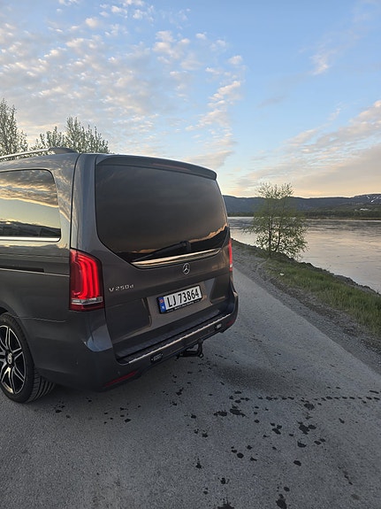 Mercedes-Benz V250 2 of 17