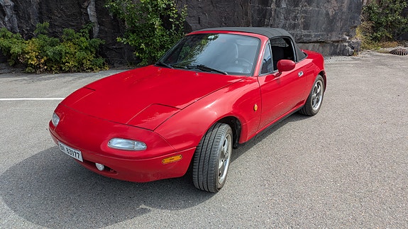 Mazda MX-5 2 of 5