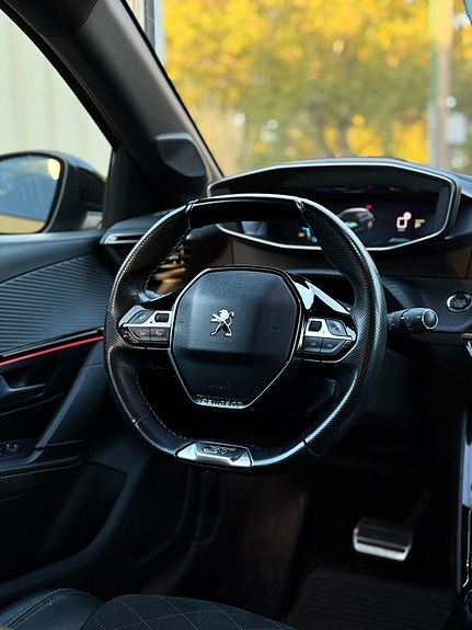 Peugeot e-208 5 of 10