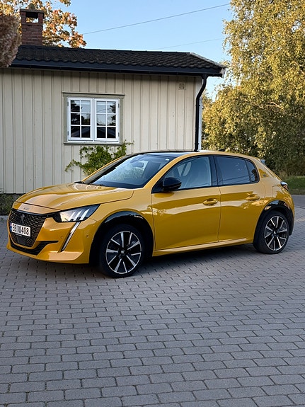 Peugeot e-208 2 of 10
