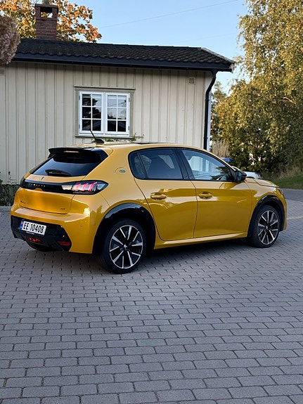 Peugeot e-208 3 of 10