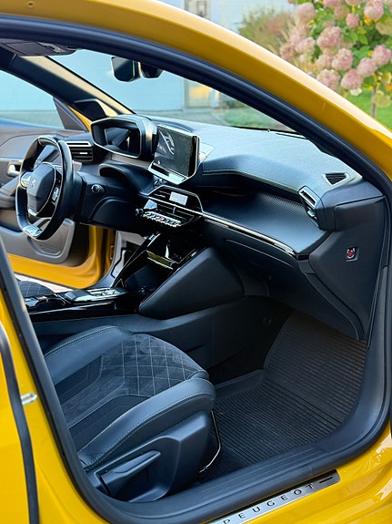 Peugeot e-208 9 of 10