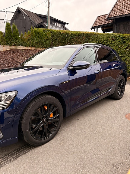 Audi e-tron 8 of 28