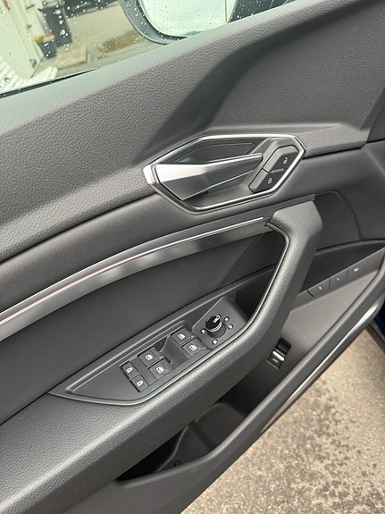 Audi e-tron 10 of 28