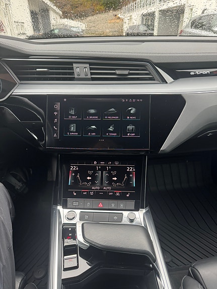 Audi e-tron 12 of 28