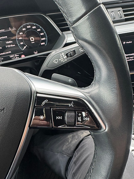 Audi e-tron 18 of 28