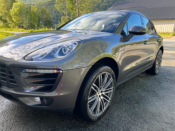 Porsche Macan 2 of 5