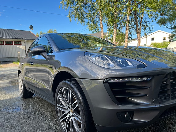 Porsche Macan 3 of 5