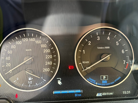 BMW 225xe 8 of 21