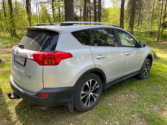 Toyota RAV4 2 of 18