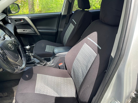 Toyota RAV4 7 of 18