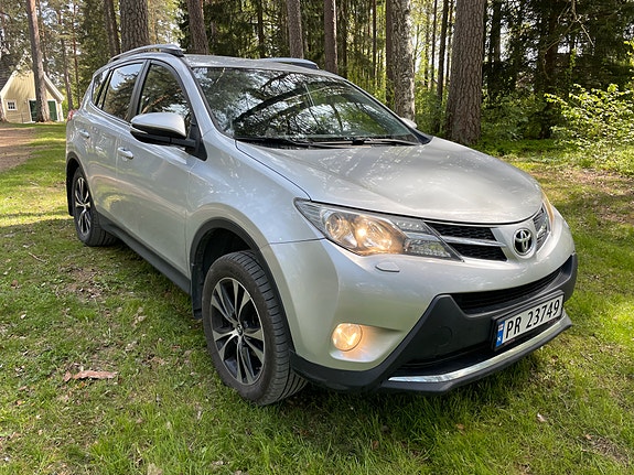 Toyota RAV4 3 of 18