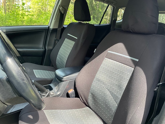 Toyota RAV4 9 of 18