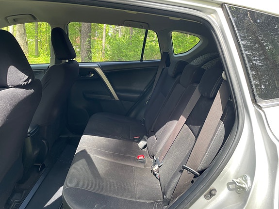 Toyota RAV4 10 of 18