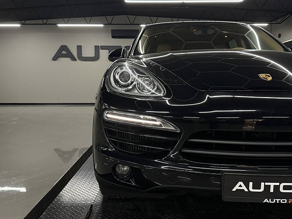 Porsche Cayenne 4 of 5