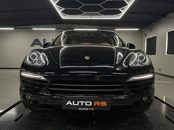 Porsche Cayenne 2 of 5