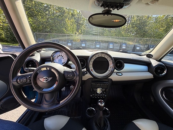 MINI Cooper 13 of 30