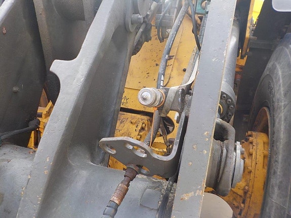 Volvo L90G 2 of 5