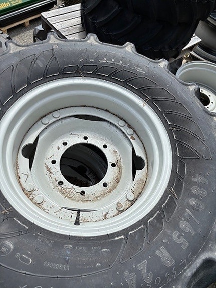 Mitas AC65 600/65R34 og 480/65R24 med felg, kr 72 000,-
