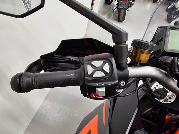 KTM 1290 Super Duke GT 12 of 14