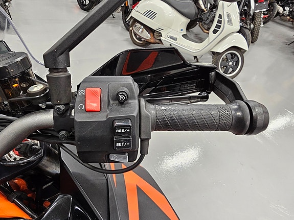 KTM 1290 Super Duke GT 13 of 14