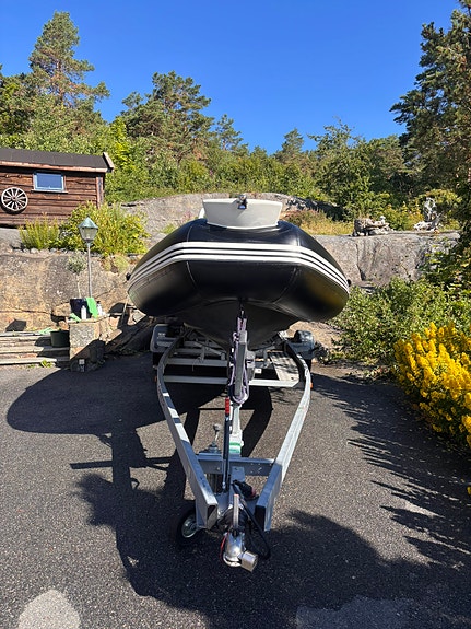 580 RIB m/Yamaha 115hk - Kun 240 timer med Tredal båthenger med tipp 13 of 13