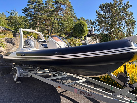 580 RIB m/Yamaha 115hk - Kun 240 timer med Tredal båthenger med tipp 7 of 13