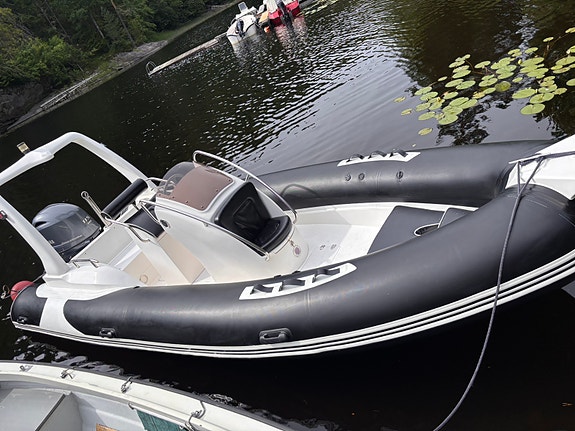 580 RIB m/Yamaha 115hk - Kun 240 timer med Tredal båthenger med tipp 12 of 13