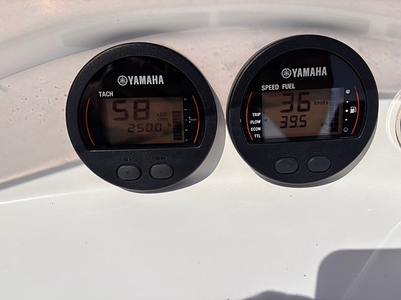 580 RIB m/Yamaha 115hk - Kun 240 timer med Tredal båthenger med tipp 4 of 13