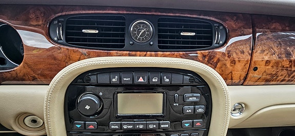 Jaguar XJ 15 of 21