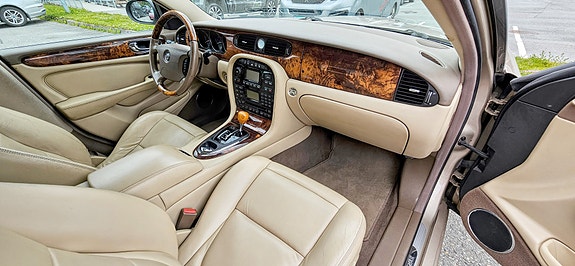 Jaguar XJ 7 of 21