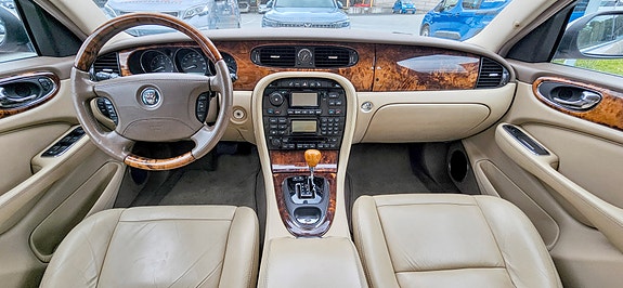 Jaguar XJ 12 of 21
