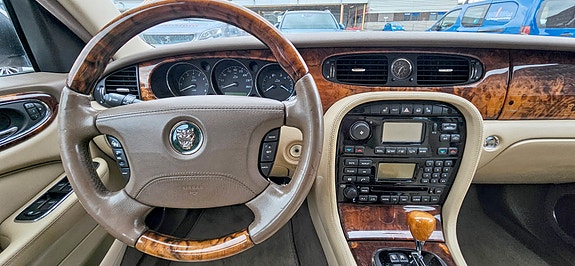 Jaguar XJ 13 of 21