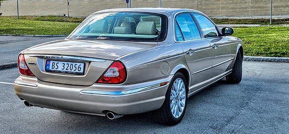 Jaguar XJ 4 of 5