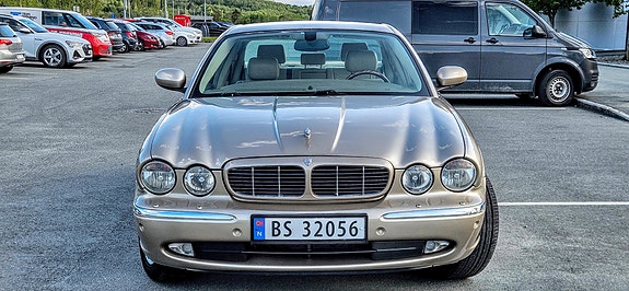 Jaguar XJ 2 of 5