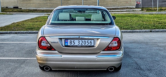 Jaguar XJ 5 of 5