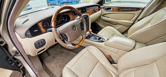 Jaguar XJ 9 of 21