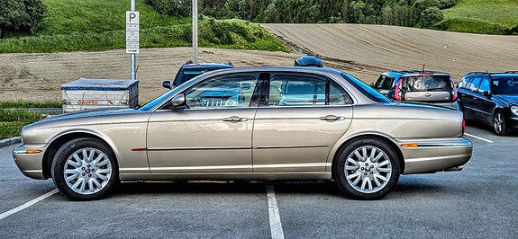 Jaguar XJ 21 of 21