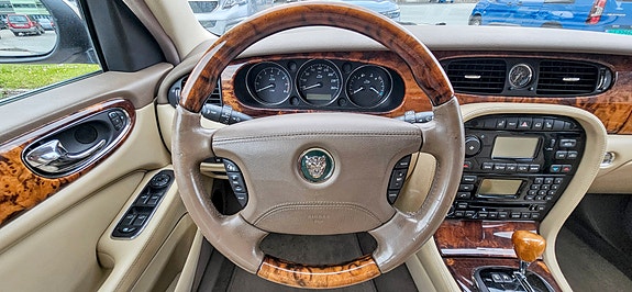 Jaguar XJ 19 of 21