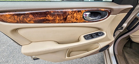 Jaguar XJ 10 of 21
