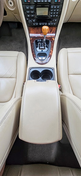 Jaguar XJ 18 of 21