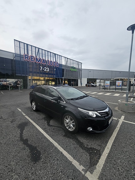 Toyota Avensis 2 of 5