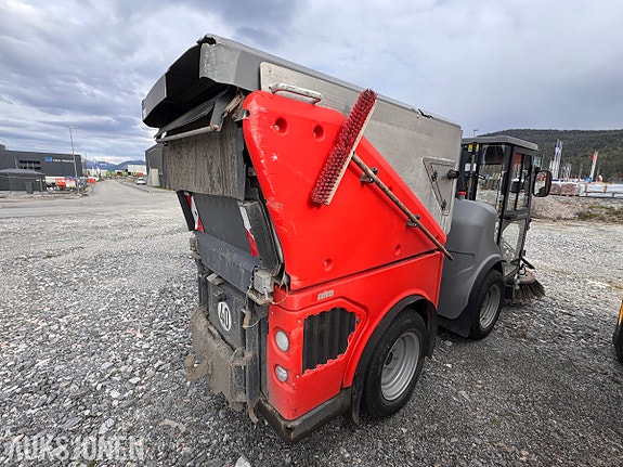 Andre Citymaster 1600 - Redskapsbærer med kosteaggregat for gang/vei og børsteaggregat for gulv 4 of 5