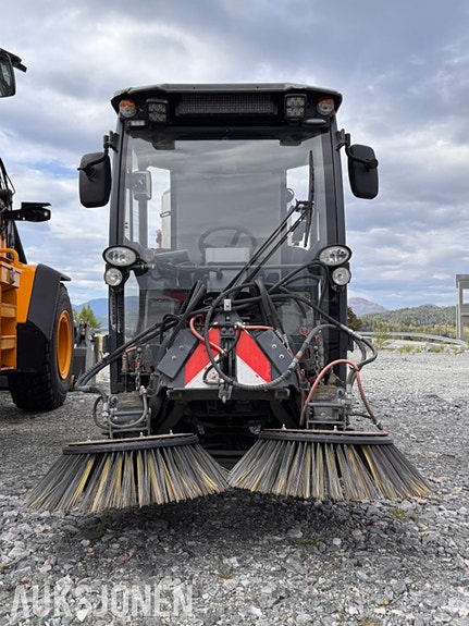 Andre Citymaster 1600 - Redskapsbærer med kosteaggregat for gang/vei og børsteaggregat for gulv 2 of 5
