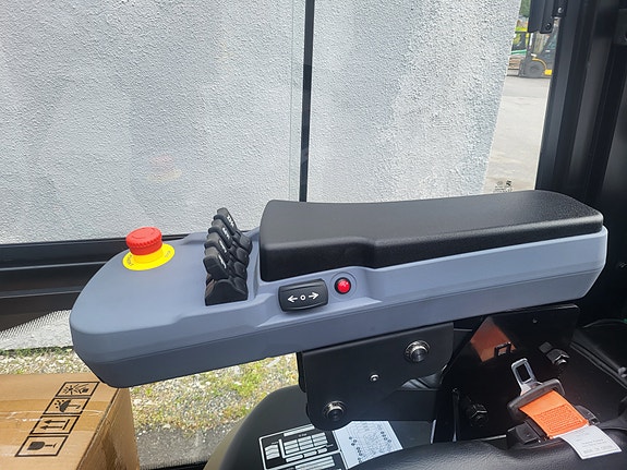 EP EFL353 - OVERLIGGER MED 0 TIMER. (NY) Elektrisk truck med lithium batteri. 3.6 M løfte høyde med fri sikt mast, sideskift og spreder. Godt utstyrt!  LAGERVARE! 9 of 12
