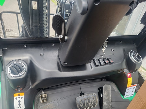 EP EFL353 - OVERLIGGER MED 0 TIMER. (NY) Elektrisk truck med lithium batteri. 3.6 M løfte høyde med fri sikt mast, sideskift og spreder. Godt utstyrt!  LAGERVARE! 10 of 12
